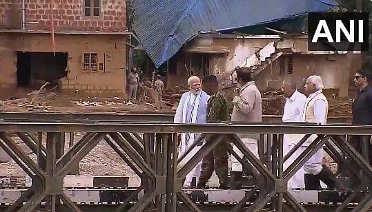 ബെയ്‌ലി പാലം കടന്നു; ദുരന്തഭൂമിയില്‍ നടന്നെത്തി പ്രധാനമന്ത്രി; കാര്യങ്ങള്‍ വിശദീകരിച്ച് ഉദ്യോഗസ്ഥര്‍; വീഡിയോ